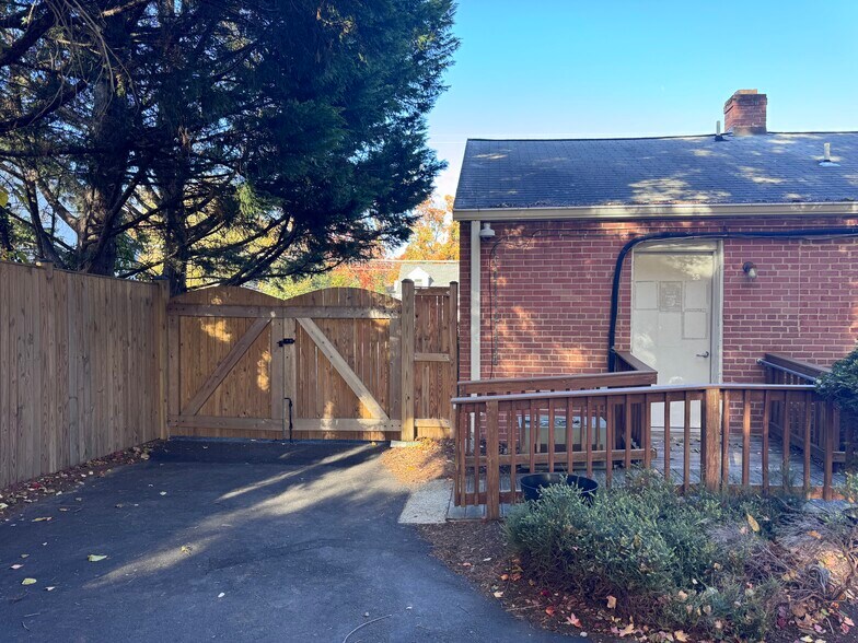 More Photos Of 7217 Poplar St, Annandale Office Residential For Sale