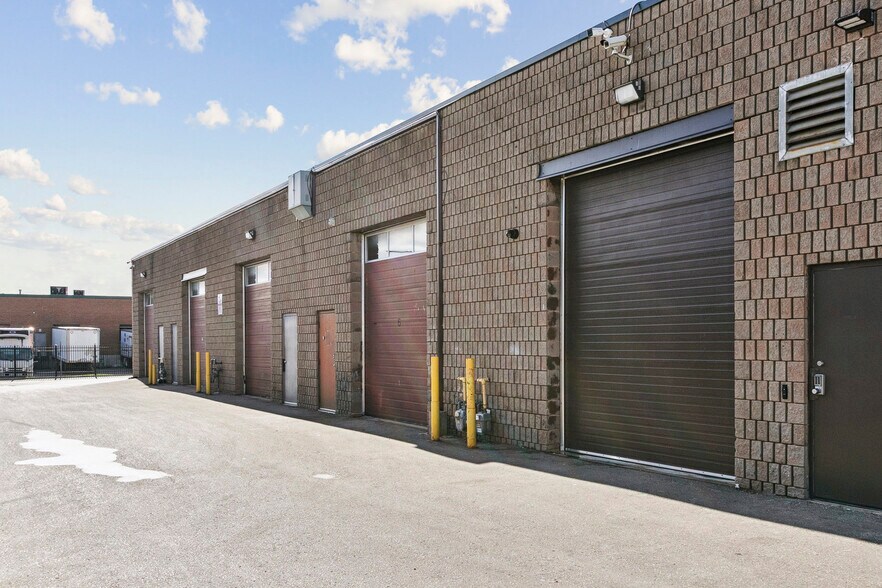 More Photos Of 2721 Markham Rd, Toronto Showroom For Lease