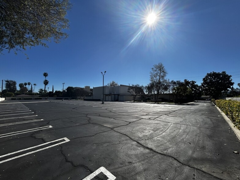 More Photos Of 14001 Burbank Blvd, Van Nuys Specialty For Sale