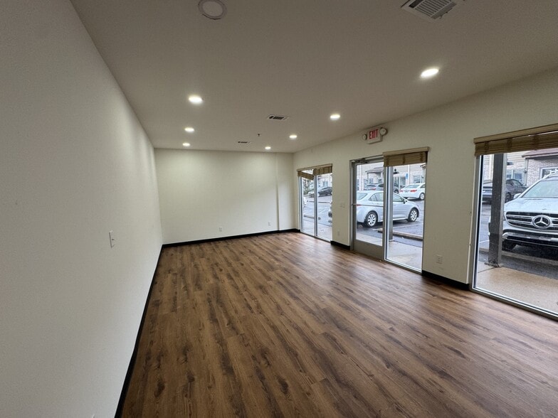More Photos Of 4922 Port Royal Rd, Spring Hill Showroom For Lease