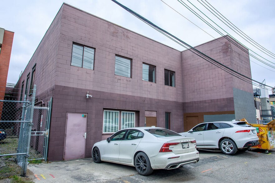 More Photos Of 1455 Ellis St, Kelowna Office Residential For Lease