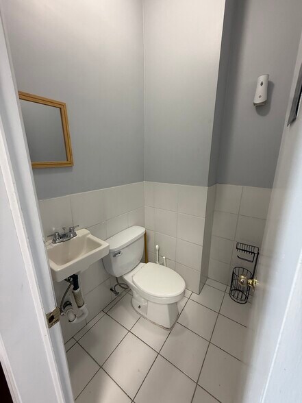 More Photos Of 9206 Jamaica Ave, Woodhaven Storefront For Lease