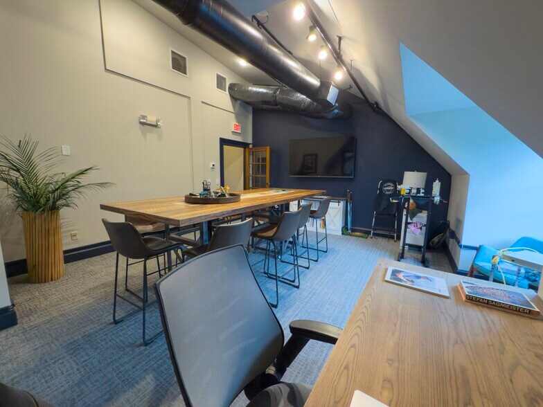 More Photos Of 590 Mimosa Blvd, Roswell Restaurant For Lease