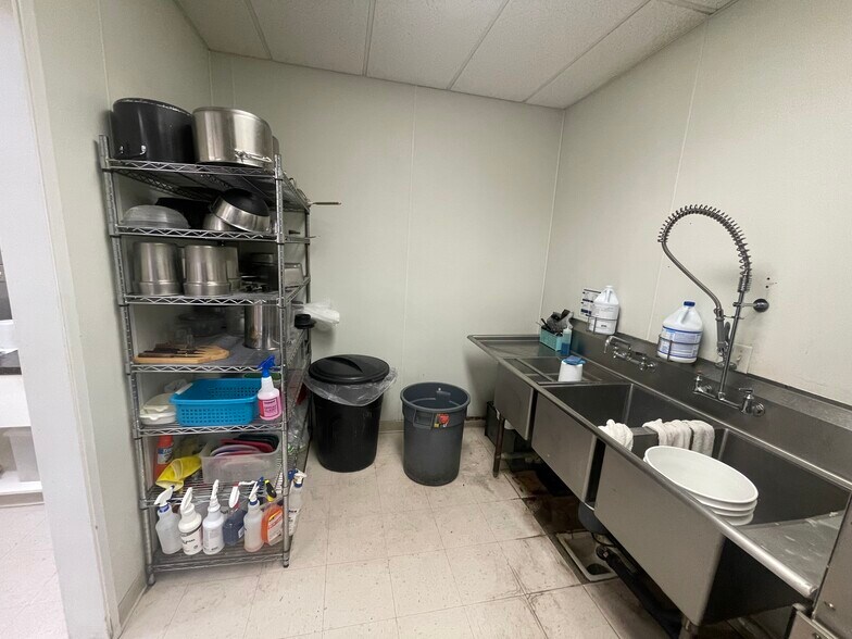 More Photos Of 101 NW Front St, Boardman Restaurant For Sale