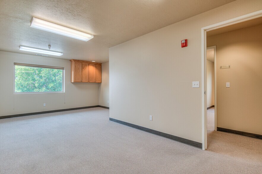More Photos Of 62958 NE Layton Ave, Bend Light Manufacturing For Sale