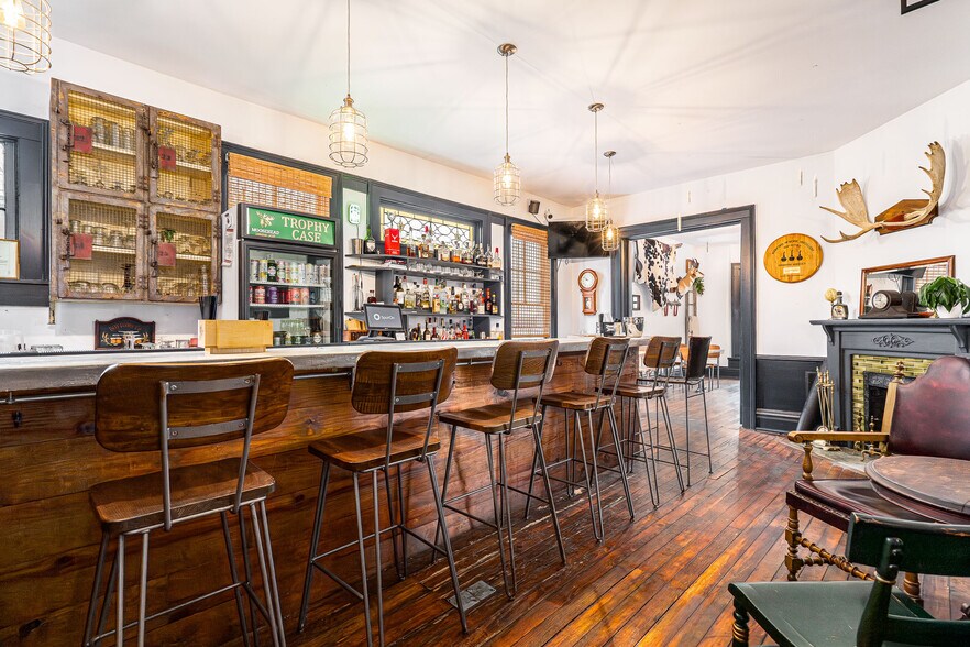 More Photos Of 117 E Riverside Dr, Jeffersonville Restaurant For Lease