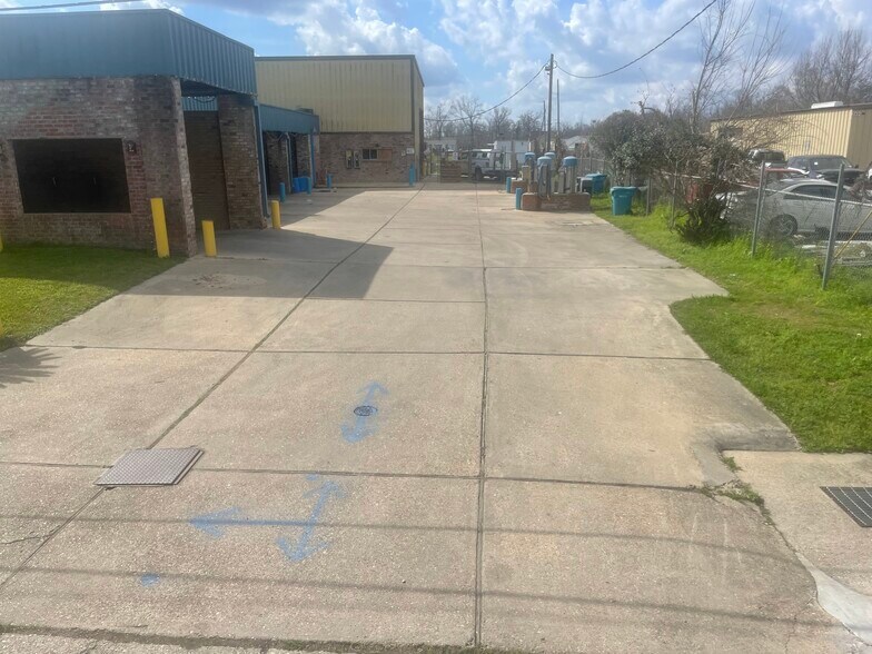 More Photos Of 243 Canal St, Luling Freestanding For Sale