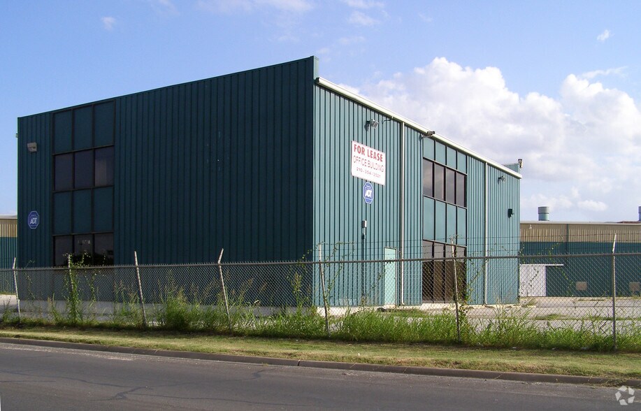 More Photos Of 530 Steves Ave, San Antonio Distribution For Sale