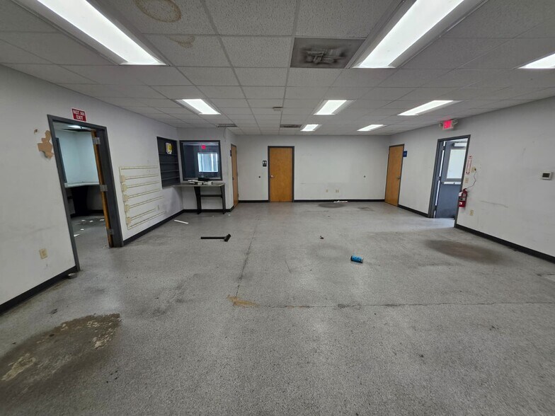 More Photos Of 700 NE Arch St, Atlanta Truck Terminal For Sale