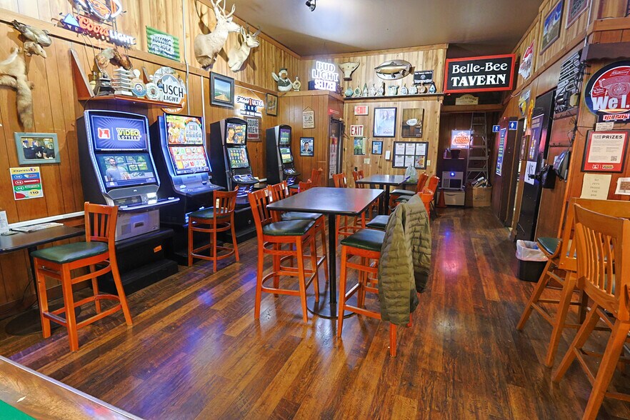 More Photos Of 702 Newmark St, Coos Bay Bar For Sale