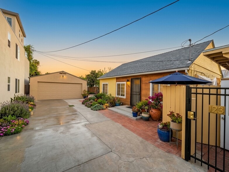 More Photos Of 9138-9140 Telegraph Rd, Downey Storefront Retail Residential For Sale