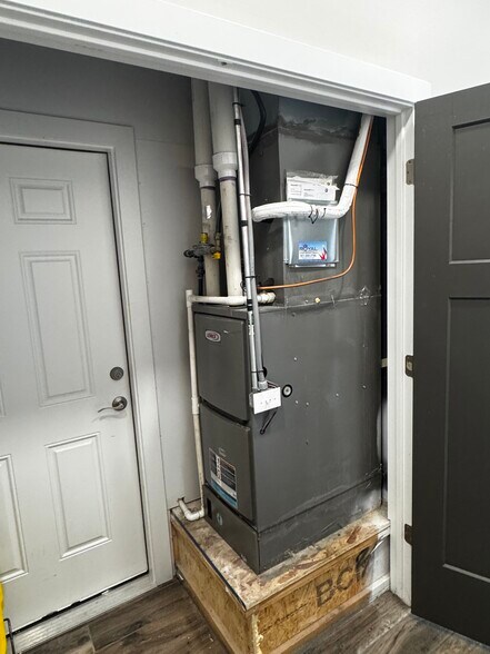 More Photos Of 4554 Forestdale Dr, Park City Light Manufacturing For Sale
