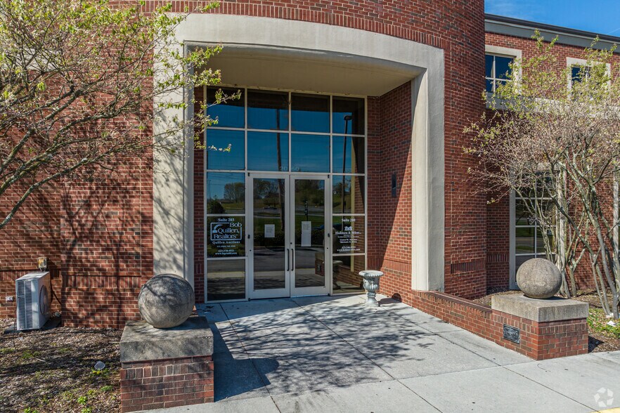 More Photos Of 2060 Fort Henry Dr, Kingsport Bank For Lease