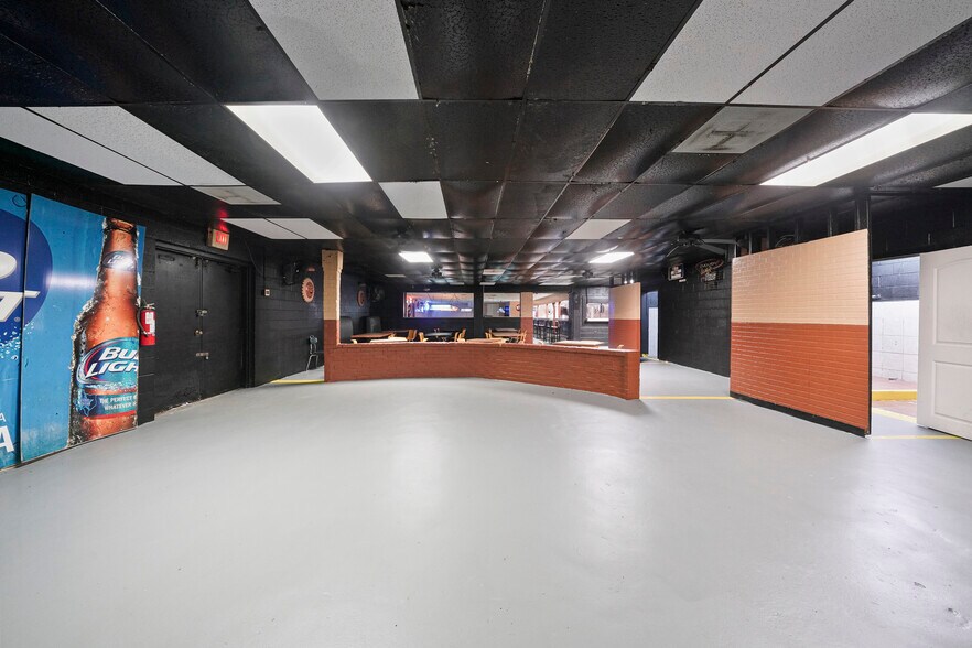 More Photos Of 200 S Frazier St, Conroe Bar For Sale