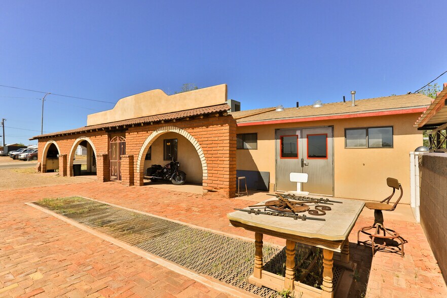 Primary Photo Of 1216 W Third St, Winslow Showroom For Sale