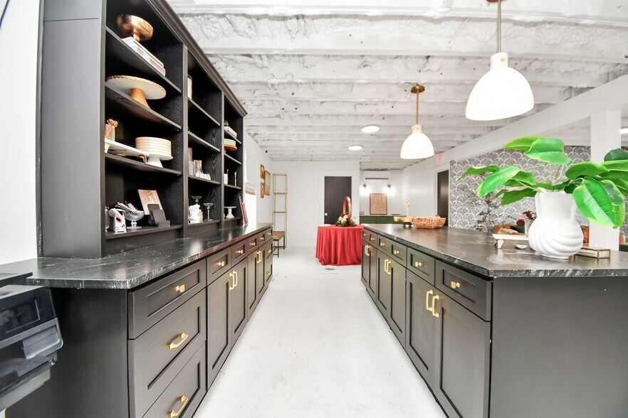 More Photos Of 11605 W Hardy Rd, Houston Storefront Retail Office For Sale