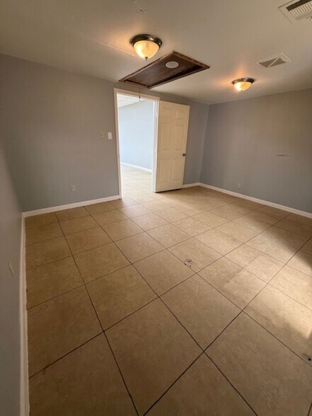 More Photos Of 401-415 Edgebrook Dr, Houston Unknown For Lease