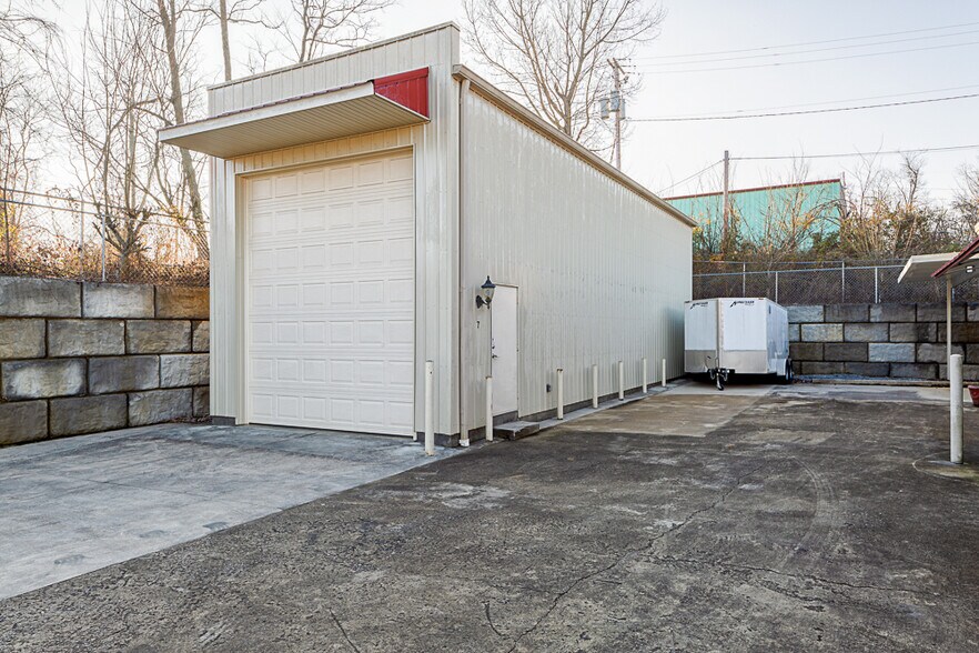 More Photos Of 3105 Industrial Dr, Johnson City Warehouse For Lease