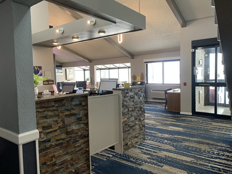 More Photos Of 11 E South Ave, Chippewa Falls Hotel For Sale