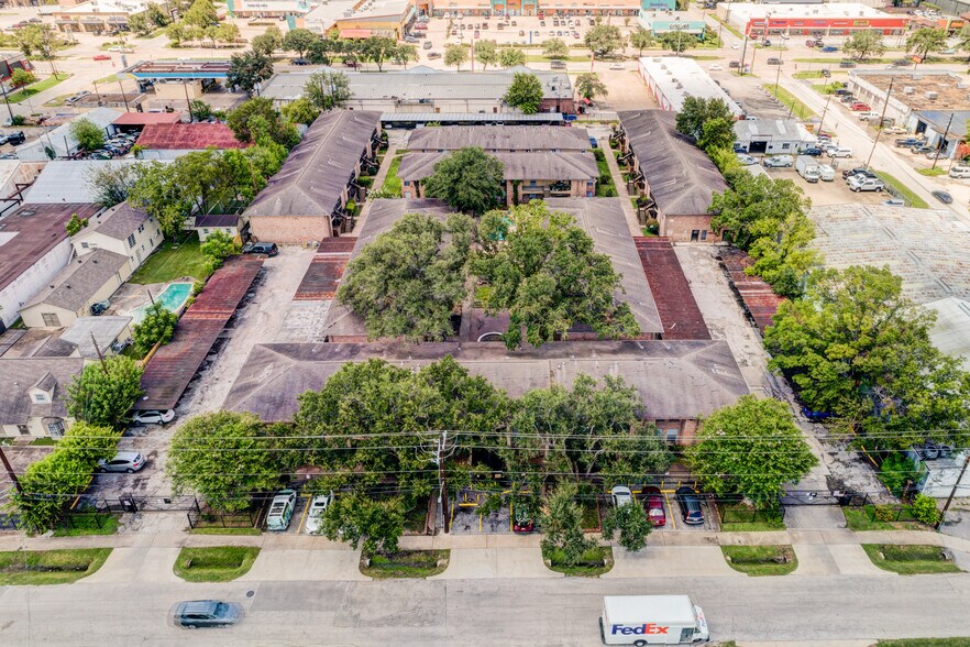 More Photos Of 5704 Edgemoor Dr, Houston Apartments For Sale
