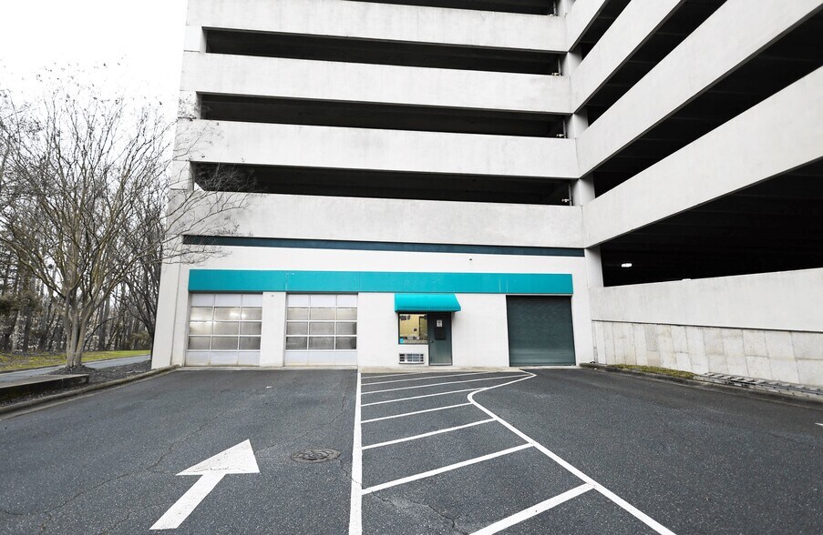 More Photos Of 1525 W Wt Harris Blvd, Charlotte Parking Garage For Lease