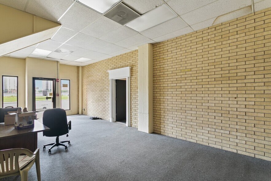 More Photos Of 327-345 E Bay St, Jacksonville Storefront Retail Office For Lease