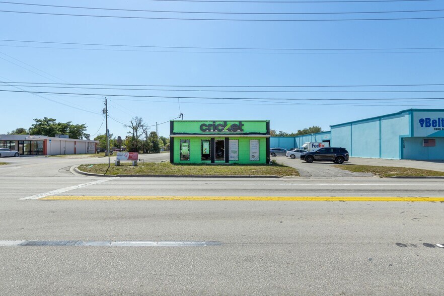More Photos Of 2578 Fowler St, Fort Myers Freestanding For Lease
