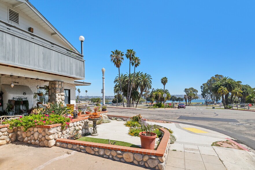 More Photos Of 3702-3710 Crown Point Dr, San Diego Apartments For Sale