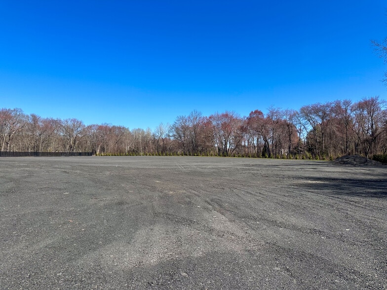 More Photos Of 85 Pierson Ln, Windsor Manufacturing For Lease
