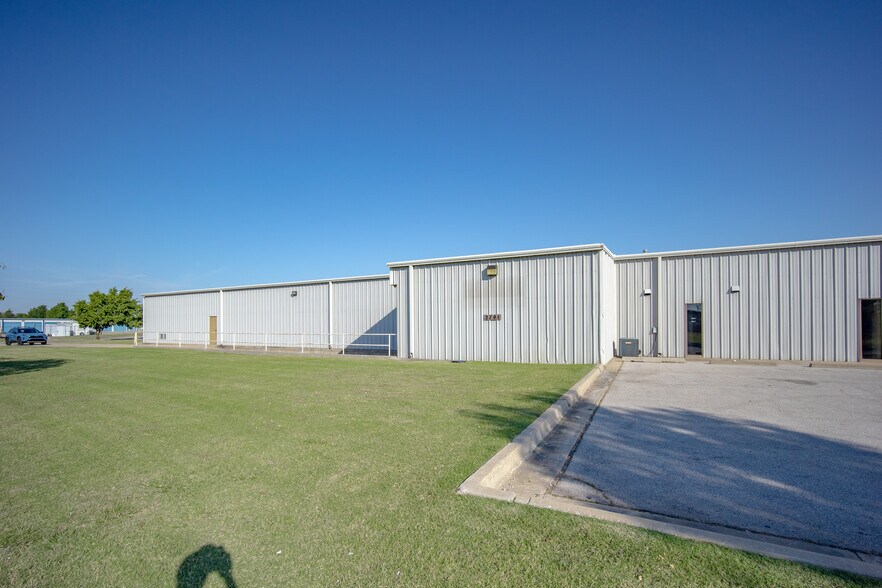 More Photos Of 2701 Bart Conner Ct, Norman Warehouse For Lease