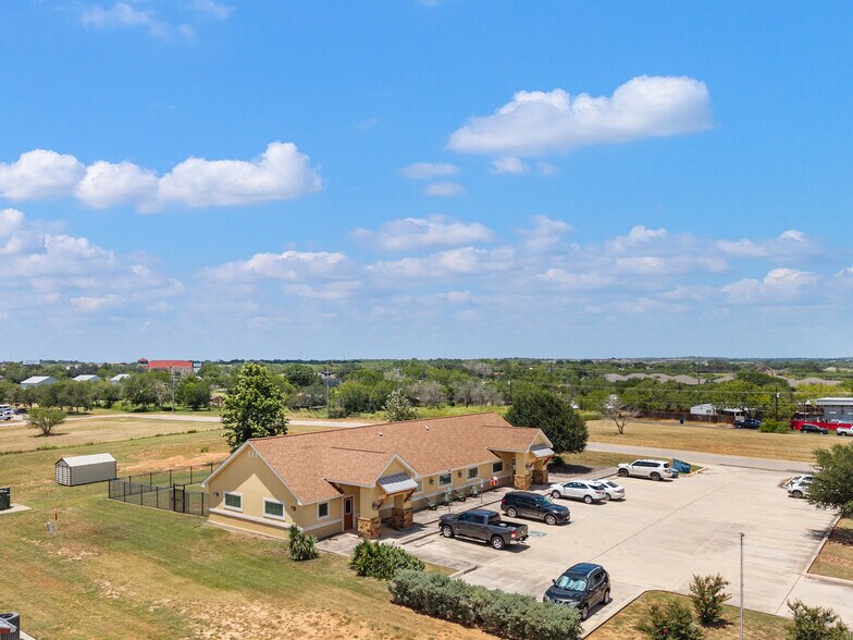 More Photos Of 140 Paloma Dr, Floresville Office For Sale