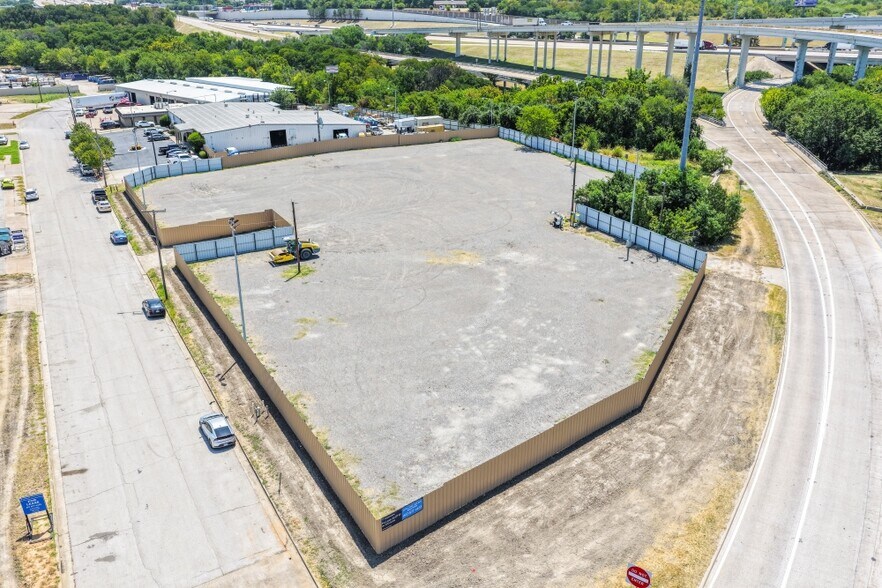 More Photos Of 813 Southway Cir, Fort Worth Warehouse For Lease