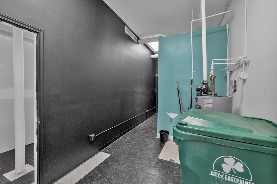 More Photos Of 16906 E Nine Mile Rd, Eastpointe Storefront For Sale