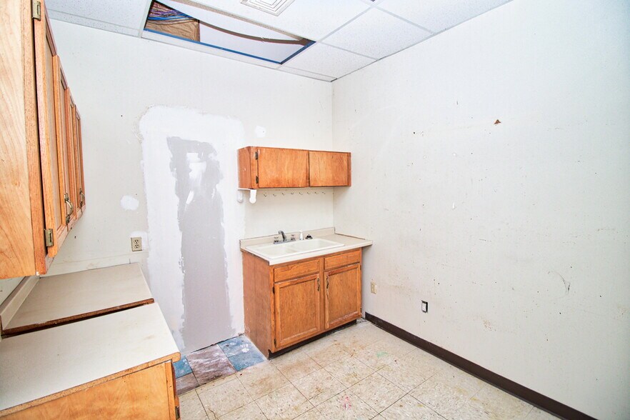 More Photos Of 1575 Thomaston Ave, Waterbury Storefront For Lease