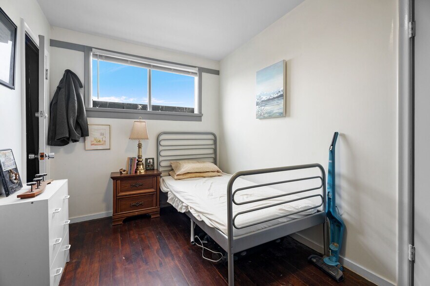 More Photos Of 33017 1st Av, Mission Flex For Lease