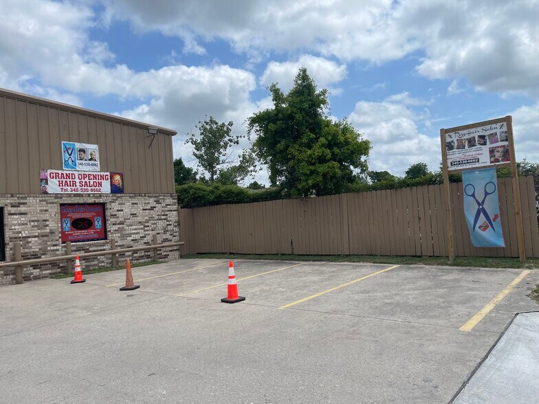 More Photos Of 461 W Gulf Bank Rd, Houston General Retail For Lease