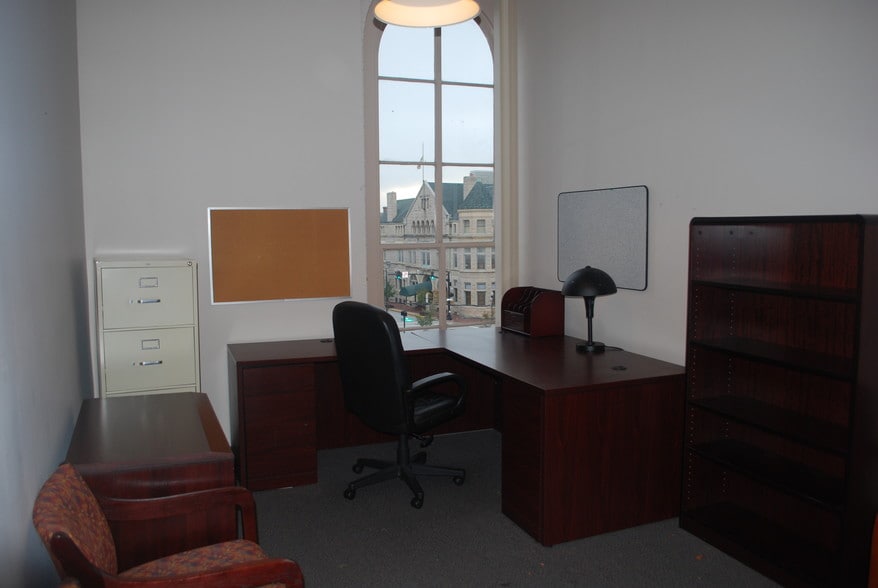 More Photos Of 10 W Eager St, Baltimore Office For Lease