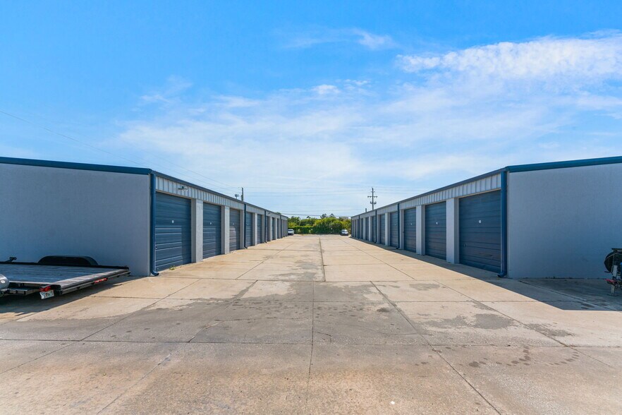 More Photos Of 249-268 Seaboard Ave, Venice Warehouse For Sale