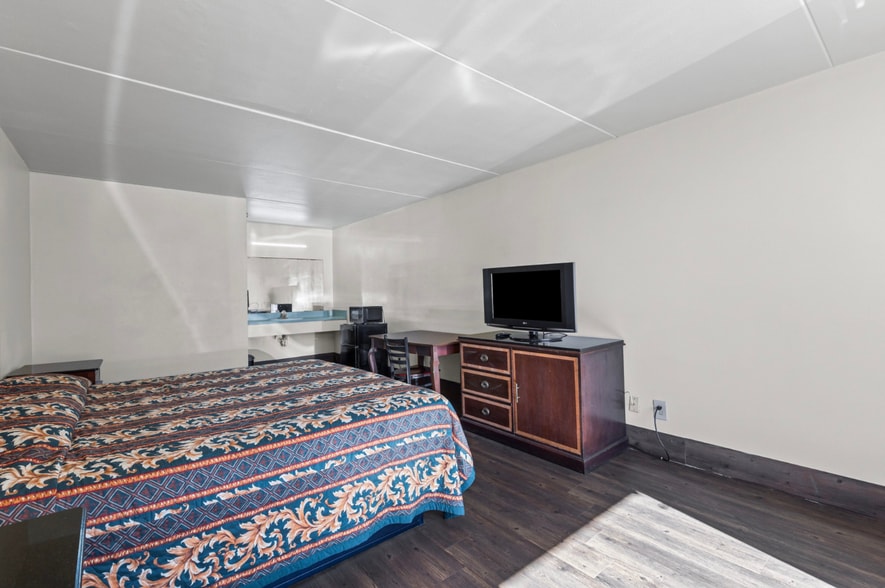 More Photos Of 900 W I-65 Service Rd S, Mobile Hotel For Sale