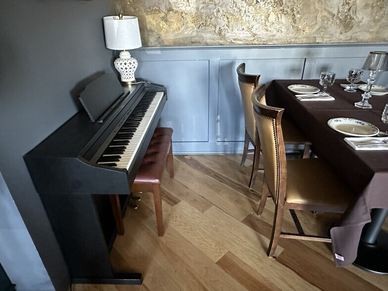 More Photos Of 141 Mansion Ave, Staten Island Restaurant For Sale