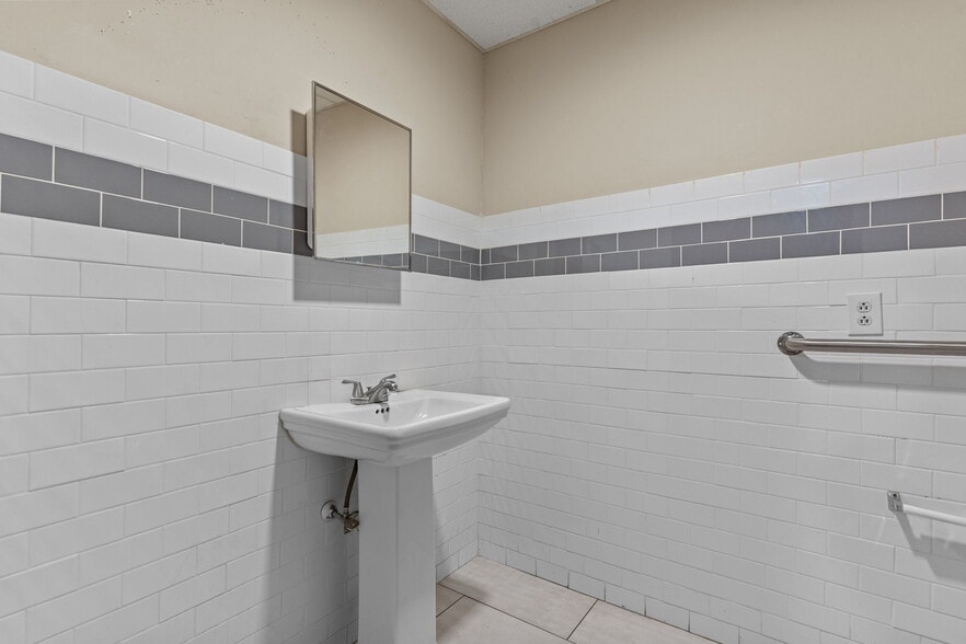 More Photos Of 318 S Broad St, Trenton Storefront For Sale