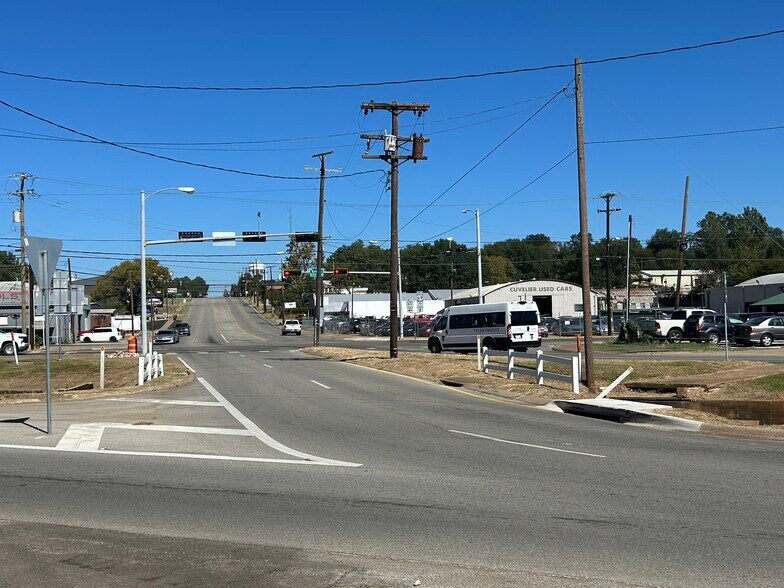 More Photos Of 121 S Glenwood Blvd, Tyler Storefront For Sale