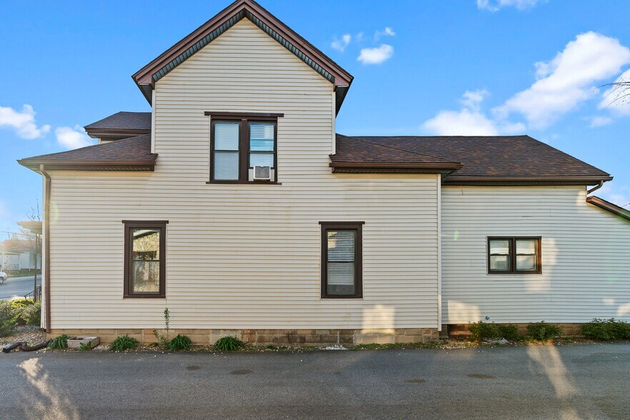 More Photos Of 223 Helm St, Elizabethtown General Retail For Sale