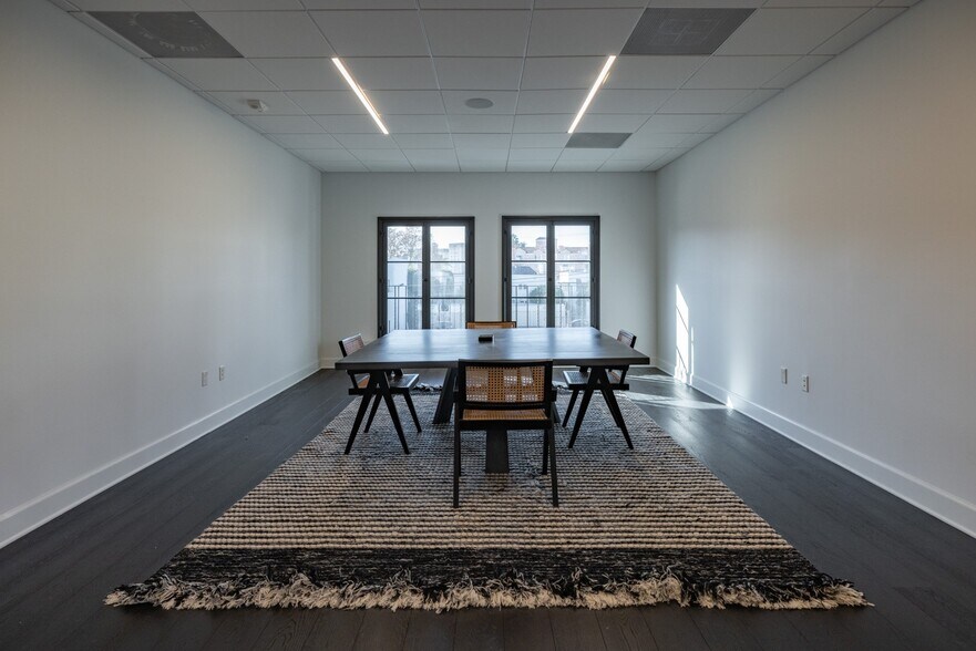 More Photos Of 346 S La Brea Ave, Los Angeles General Retail For Lease