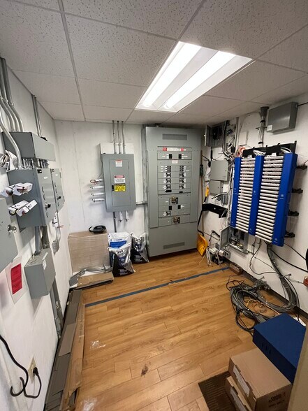 More Photos Of 136 Twin Oaks Rd, Dobson Storefront Retail Office For Lease