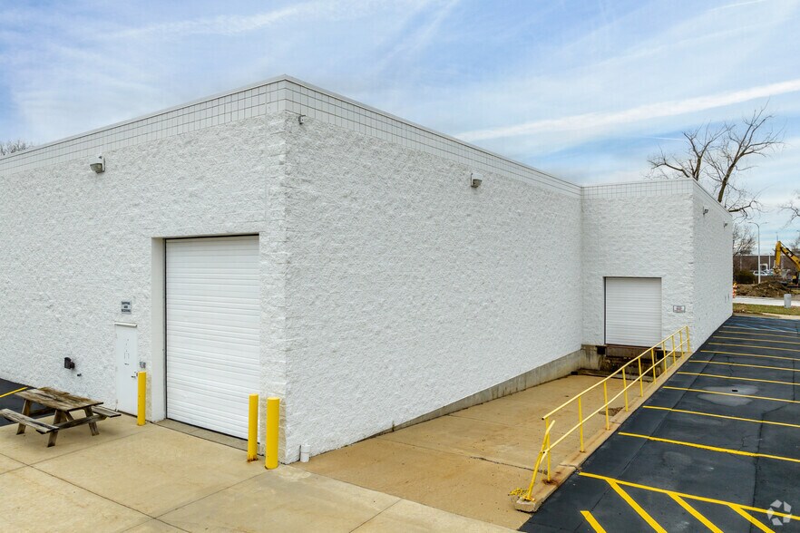 More Photos Of 6115-6123 E Thirteen Mile Rd, Warren Warehouse For Lease
