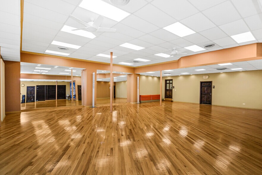 More Photos Of 3121 N Lincoln Ave, Chicago Loft Creative Space For Sale