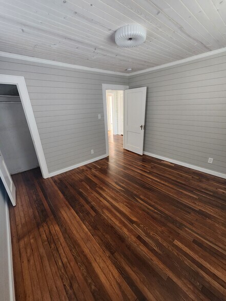 More Photos Of 109 Few St, Greer Office For Lease