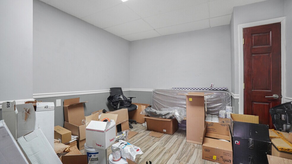 More Photos Of 10 Jerusalem Ave, Hempstead Auto Repair For Sale