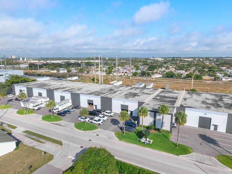 More Photos Of 1205-1421 Hill Ave, Mangonia Park Warehouse For Lease